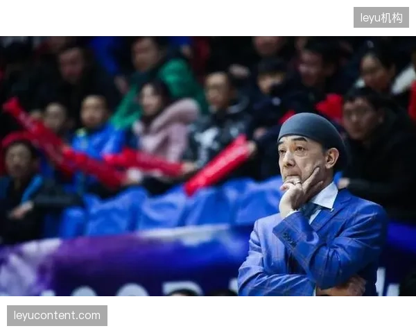 挪威队在替补席上储备了传统高中锋,为高举高打战术提供了保障。 挪威队在替补席上储备了传统高中锋,为高举高打战术提供了保障。